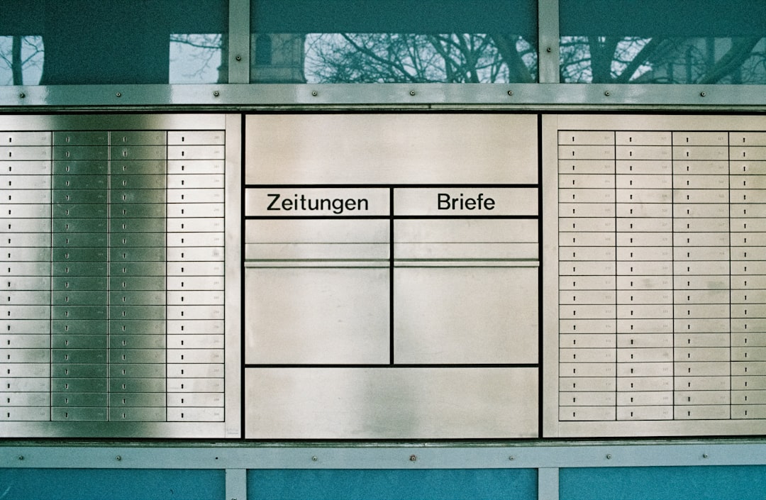 Zeitungen Briefe sign